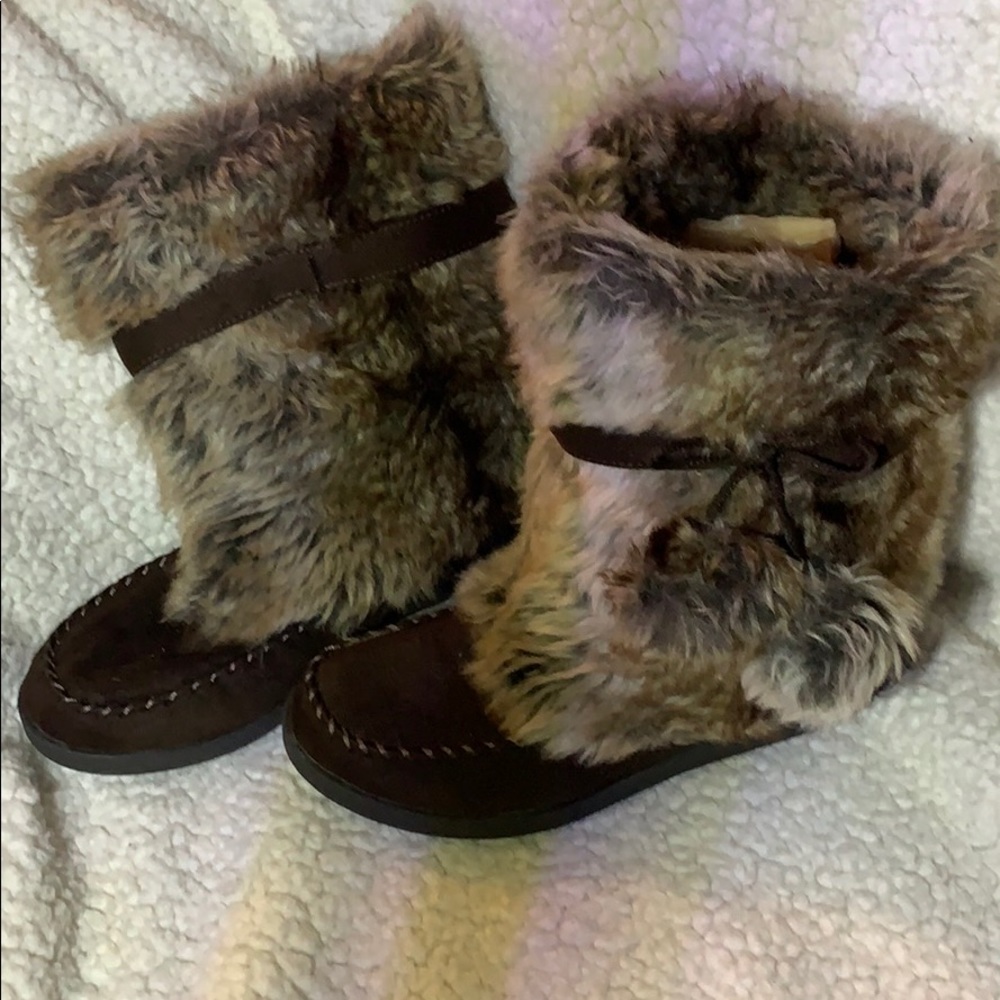 Brown moccasin with fur